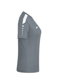 T-shirt sportivo grigio a maniche corte, con accenti bianchi sulle spalle e bottoni decorativi grigi sulle maniche. Tessuto dalla texture liscia.