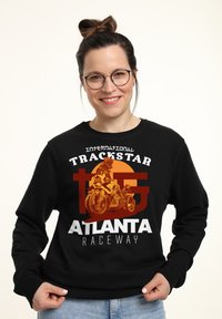 Černá mikina s potiskem motocyklisty a textem "Mezinárodní traťová hvězda Atlanta Raceway" v výrazných barvách.