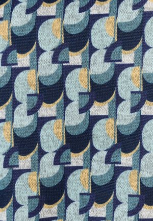 Textielpatroon met geometrische vormen in teal, marineblauw, lichtblauw en mosterd, met een gestructureerd breioppervlak en afwisselende ronde en hoeke vormen.