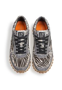 Sneaker con motivo zebra, realizzate in tessuto strutturato, con lacci neri e suola in gomma. Presentano una soletta arancione e dettagli neri.