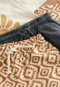 Unausgewählt, brown