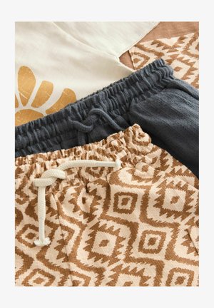 Dvije lagane kratke hlače: jedne crne s elastičnim pojasom, druge bež s geometrijskim smeđim uzorkom i vezicom za stezanje.