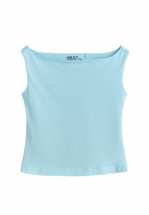 Lyseblå ærmeløs damebluse med bred bådformet halsudskæring, lavet af glat stof, vist fladt mod hvid baggrund.