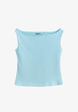 Lyseblå ærmeløs damebluse med bred bådformet halsudskæring, lavet af glat stof, vist fladt mod hvid baggrund.