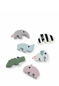 Six jouets en bois colorés en forme d'animaux, comprenant un éléphant, un zèbre, un rhinocéros, un crocodile, un hippopotame et un fourmilier, sur un fond blanc.