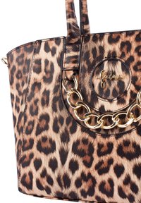 Geantă tote cu imprimeu de leopard, confecționată din material durabil, având un accent din lanț auriu și un medalion logo circular. Design mare și structurat.