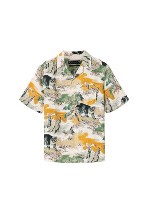 Camisa de manga corta con botones, con estampado inspirado en la naturaleza en colores verde, amarillo y negro, que presenta osos y árboles.