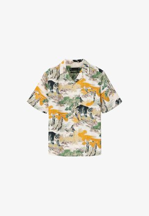 Camisa de manga corta con botones, con estampado inspirado en la naturaleza en colores verde, amarillo y negro, que presenta osos y árboles.