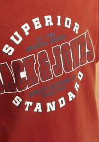 Jack & Jones Junior JJELOGO TEE O-NECK JNR - Apdrukāts T-krekls - red ochre