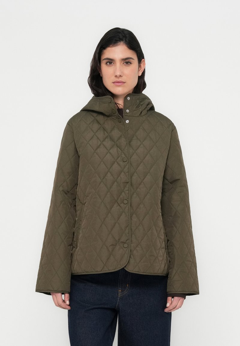 Χακί μπουφάν με ραφές σε σχέδιο πάπλωμα και κουκούλα, με κούμπωμα με κουμπιά και μανίκια καμπάνα, κατασκευασμένο από απαλό, υφασμάτινο υλικό με υφή.