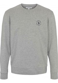Sudadera gris de manga larga, cuello redondo, con puños y dobladillo de canalé. Presenta un pequeño logo bordado en el lado izquierdo del pecho. Material suave.