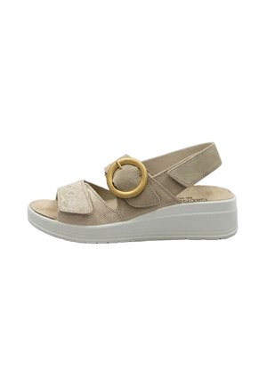 Sandalo beige open toe con suola a zeppa, cinturini regolabili in velcro e una grande fibbia tonda dorata sul lato.