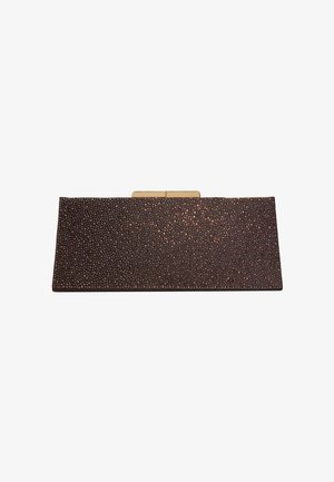 Pochette rectangulaire marron foncé recouverte de petits clous brillants avec une fermeture à bouton-pression en métal doré sur le dessus.