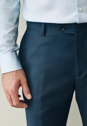 Pantalones formales azul oscuro con un tejido texturizado, que presentan un frente plano, bolsillos laterales y un cierre de botón único en la cintura.