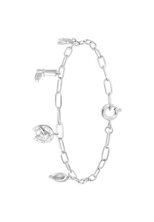 Zilveren schakelarmband met grote schakels en drie bedels: een hoefijzer, een hand en een druppelvormige hanger. Glad textuur, reflecterende afwerking.
