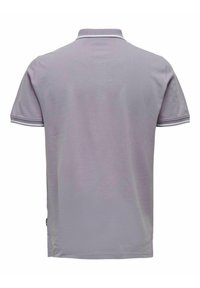 Polo shirt met korte mouwen in lichtgrijs met een gestructureerde stof, voorzien van een klassieke kraag en contrasterende witte strepen op de kraag en mouwen.