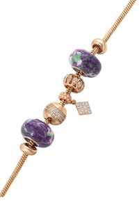 Perle de sticlă cu motive violet și verde, intercalate cu accente de aur și un charm strălucitor asemănător cu un diamant, pe un lanț flexibil de aur.