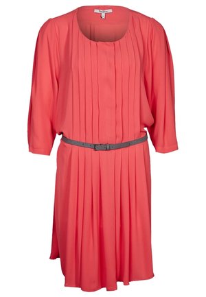 Robe corail avec un design plissé, manches trois-quarts, col rond et une ceinture grise à la taille. Fabriquée en tissu léger.