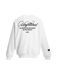 Sudadera blanca de manga larga, con un gran texto en cursiva negro "Unfettered" en la parte posterior, junto con texto adicional impreso en negro debajo.