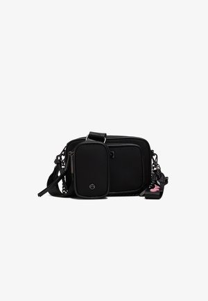 Sac porté croisé rectangulaire noir avec deux compartiments à fermeture éclair, sangle réglable et petite pochette attachée avec logo en métal.