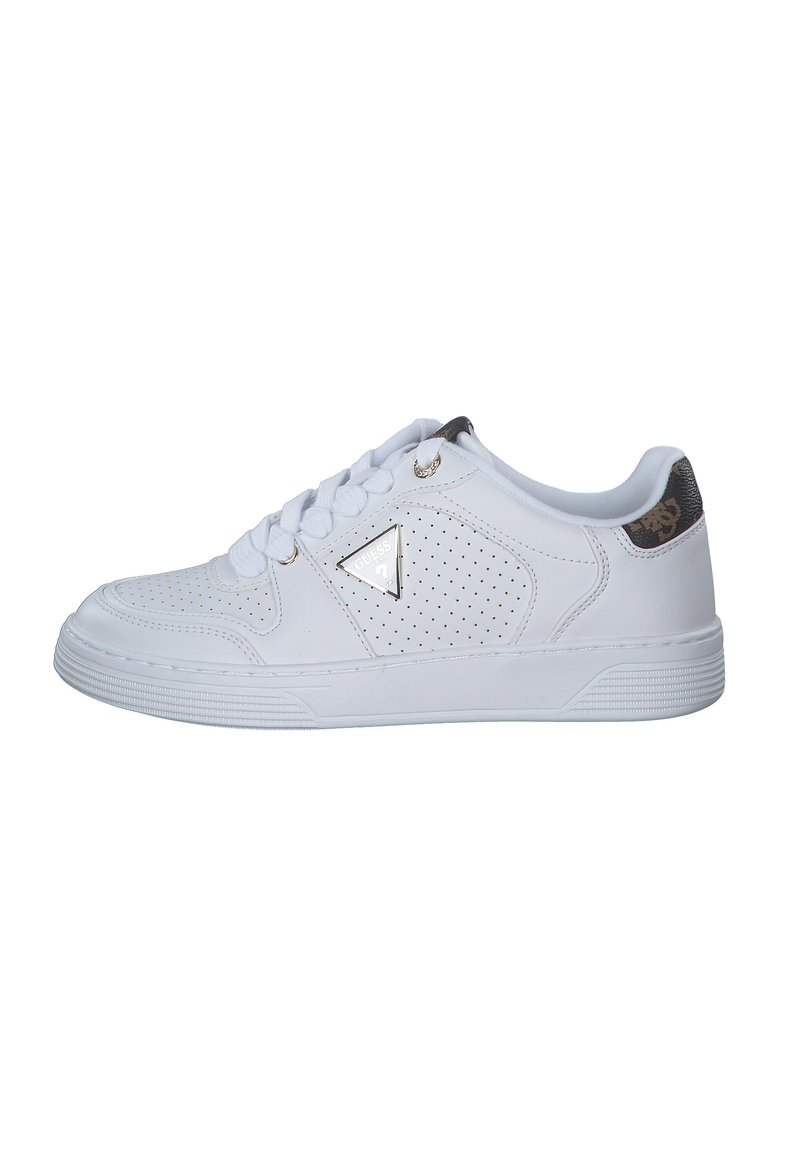 Zapatillas blancas con un upper de cuero suave, paneles laterales perforados, acentos dorados y una suela de goma con detalles texturizados.