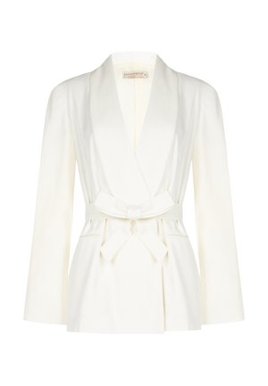 Witte, op maat gemaakte blazer met sjaalkraag en lange mouwen, voorzien van een tailleceintuur die in een strik is gebonden en twee steekzakken.