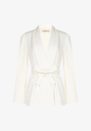 Witte, op maat gemaakte blazer met sjaalkraag en lange mouwen, voorzien van een tailleceintuur die in een strik is gebonden en twee steekzakken.