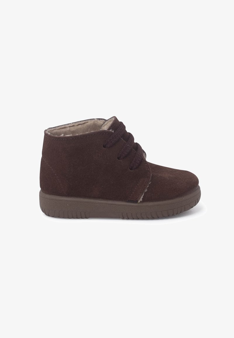 Bottes Chelsea en daim marron avec bout arrondi, design à lacets, doublure en peluche et semelle en caoutchouc texturé pour une meilleure adhérence.