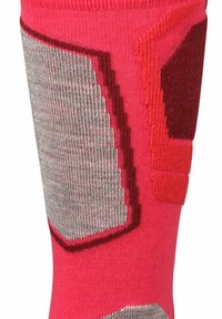 Calze di lunghezza ginocchio di colore rosa brillante con motivi geometrici grigi e rossi. Realizzate in tessuto testurizzato con aree rinforzate sulla punta e sul tallone.
