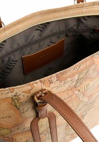 Borsa a mano con manici in pelle marrone, esterno con design di mappa vintage, logo dorato "PILASTI" e interno in tessuto nero con tasca con cerniera.