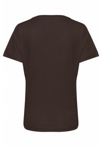 Camiseta marrón oscuro de manga corta, con un escote redondeado y una textura suave. Presenta un sutil detalle de logo cerca de la parte posterior del cuello.