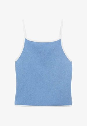 Lichtblauwe gebreide tanktop met witte accenten, met dunne schouderbandjes en een aansluitend ontwerp met een gladde, textuur oppervlakte.