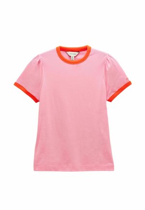 Różowy t-shirt z krótkim rękawem, ozdobiony jaskrawo pomarańczową lamówką na kołnierzyku i mankietach, posiadający delikatnie bufiaste rękawy oraz małe logo marki na lewym rękawie.