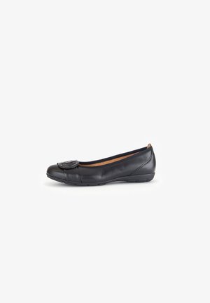 Bailarinas de cuero negro con punta redonda, que presentan un adorno de hardware en la parte delantera y un acabado texturizado sutil.