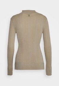 Beige Langarm-Rippstrickpullover mit subtilen metallischen Schimmer, tailliertem Schnitt und kleinen dekorativen Verschluss am Nacken hinten.