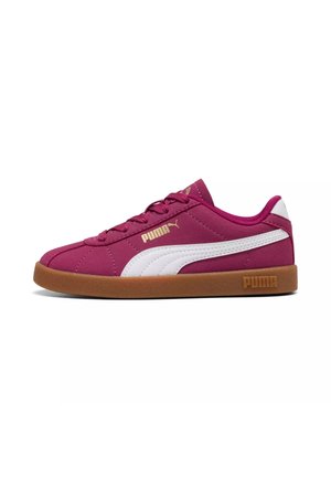 Baskets basses Puma avec tige bordeaux, bande latérale blanche, semelle en gomme et logo Puma doré sur le côté et la languette.