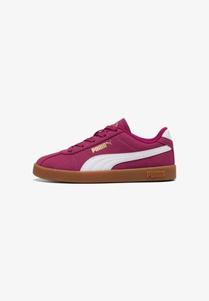 Baskets basses Puma avec tige bordeaux, bande latérale blanche, semelle en gomme et logo Puma doré sur le côté et la languette.