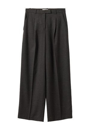 Pantalones de pierna ancha en gris oscuro con pliegues delanteros y bolsillos laterales, con una cintura que incluye trabillas para cinturón y un cierre delantero oculto.