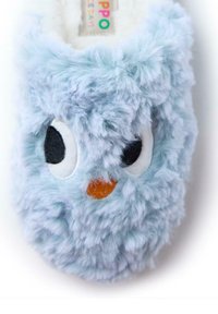 Zapatilla de peluche azul claro con una textura suave y esponjosa. Presenta un diseño de búho de dibujos animados con ojos grandes y un pico naranja. Forro acogedor.