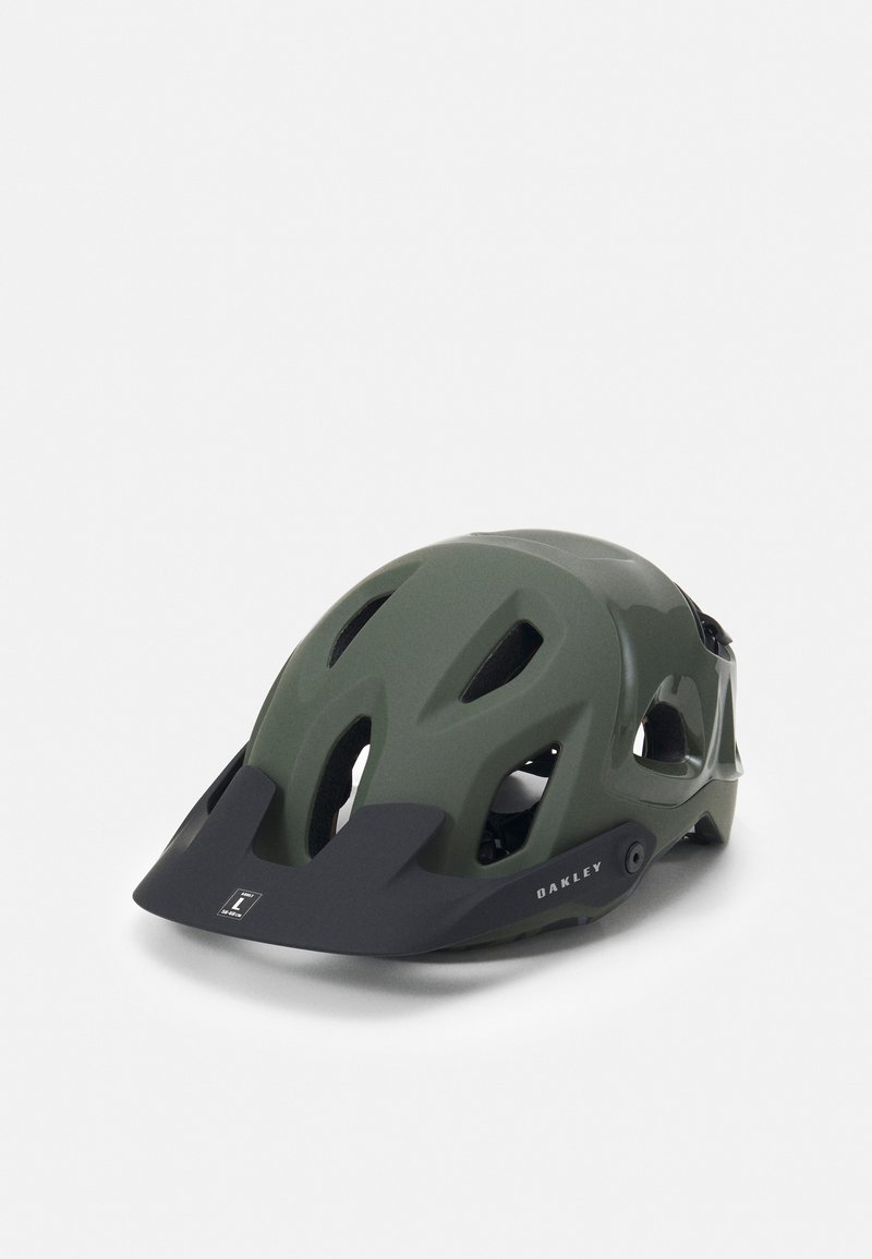 Capacete de bicicleta de montanha em verde oliva mate. Características incluem viseira ajustável, furos de ventilação e detalhes em preto com a marca "Oakley".