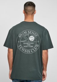 9N1M SENSE TENNIS CLUB BADGE - Apdrukāts T-krekls - bottlegreen