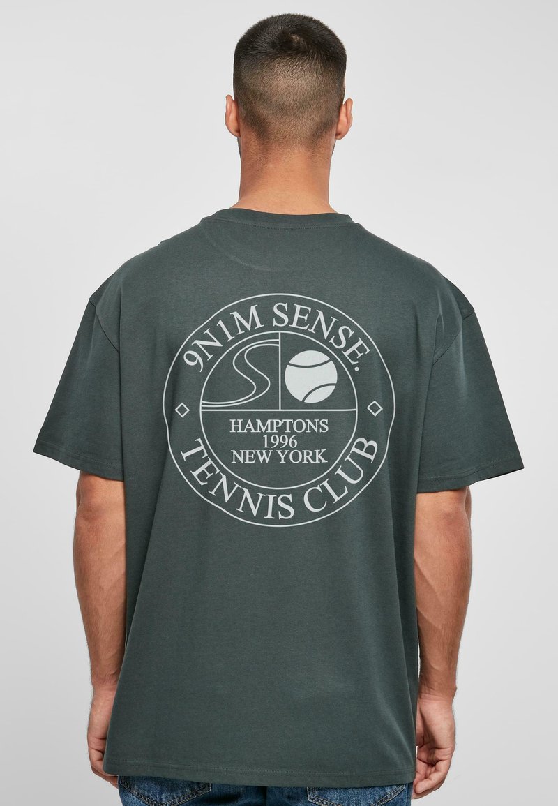 9N1M SENSE TENNIS CLUB BADGE - Apdrukāts T-krekls - bottlegreen
