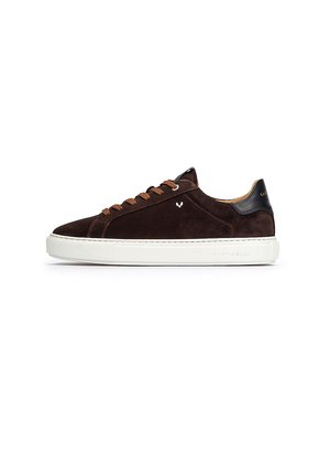 Zapatillas de ante marrón con detalles de cuero, suela de goma blanca y cordones marrones. Presenta un pequeño logo en el costado y una suela texturizada.