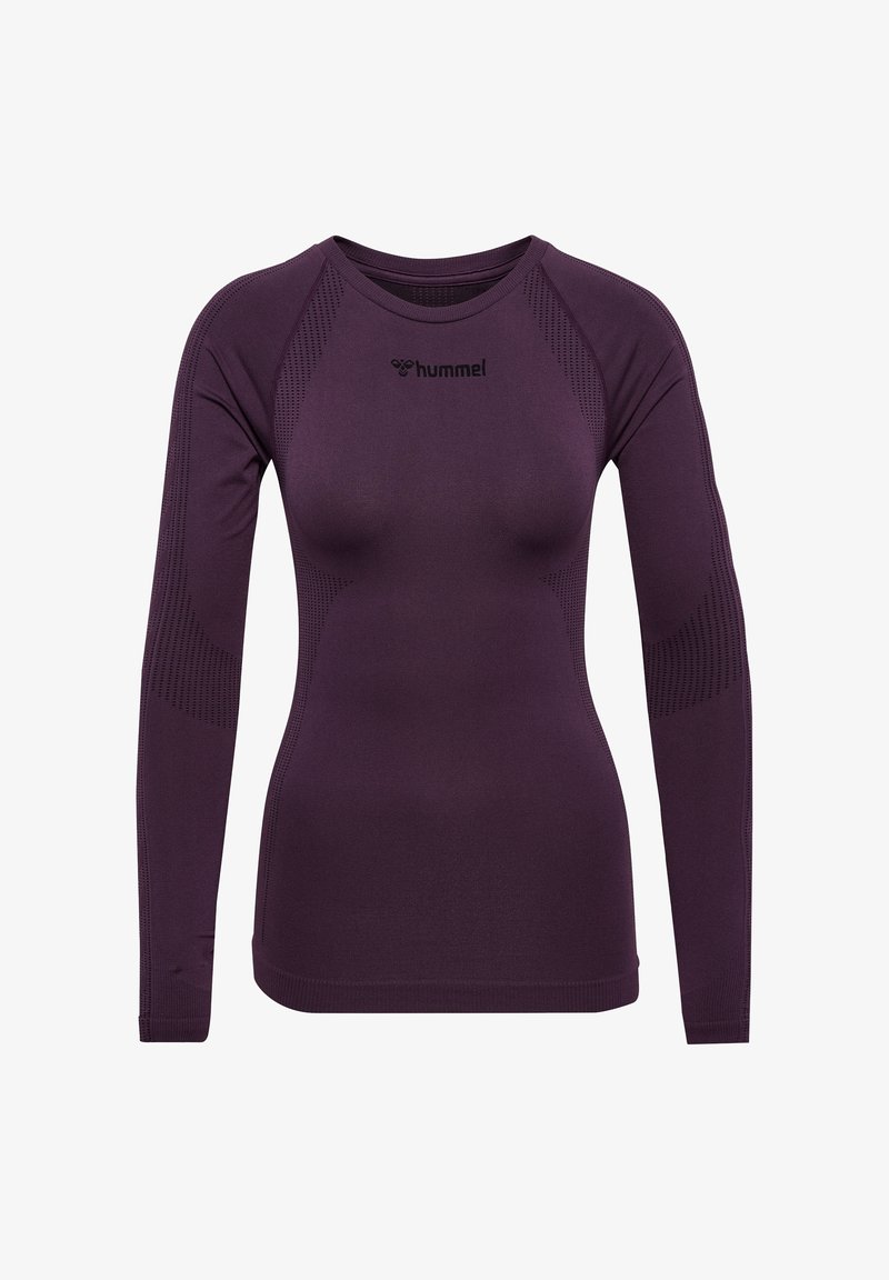 Långärmad lila prestationsskjorta med texturerade detaljer och en figursydd design. Har en rund halsringning och logotyp på bröstet.