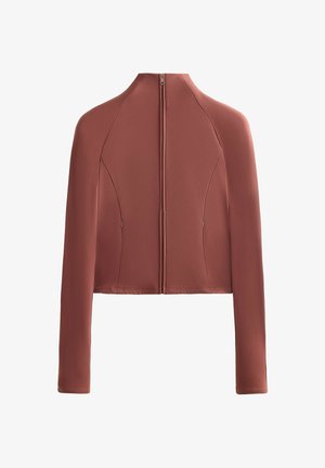 Smeđa jakna dugih rukava s visokim ovratnikom, cjelovitim prednjim zatvaračem i prilagođenim šavovima, prikazana s leđa na bijeloj pozadini.