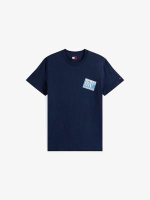 Navyblaues Baumwoll-T-Shirt mit kurzen Ärmeln, geripptem Rundhalsausschnitt und einem grafischen Druck in hellblau, der "Tommy Jeans" im Bereich der Brusttasche zeigt.