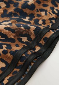 Prindi leopard, pruun ja tume sinine, pehme puuvilla sarnase tekstuuriga; äärtes must ääris.