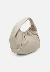 Borsa sintetica beige con una silhouette arrotondata, lati arricciati e un manico corto e curvo per il trasporto. Texture liscia e morbida con pieghe sottili.