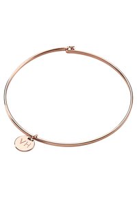 Bracelet jonc en métal rose doré avec un design lisse et rond, présentant un petit charm circulaire gravé avec "VH".
