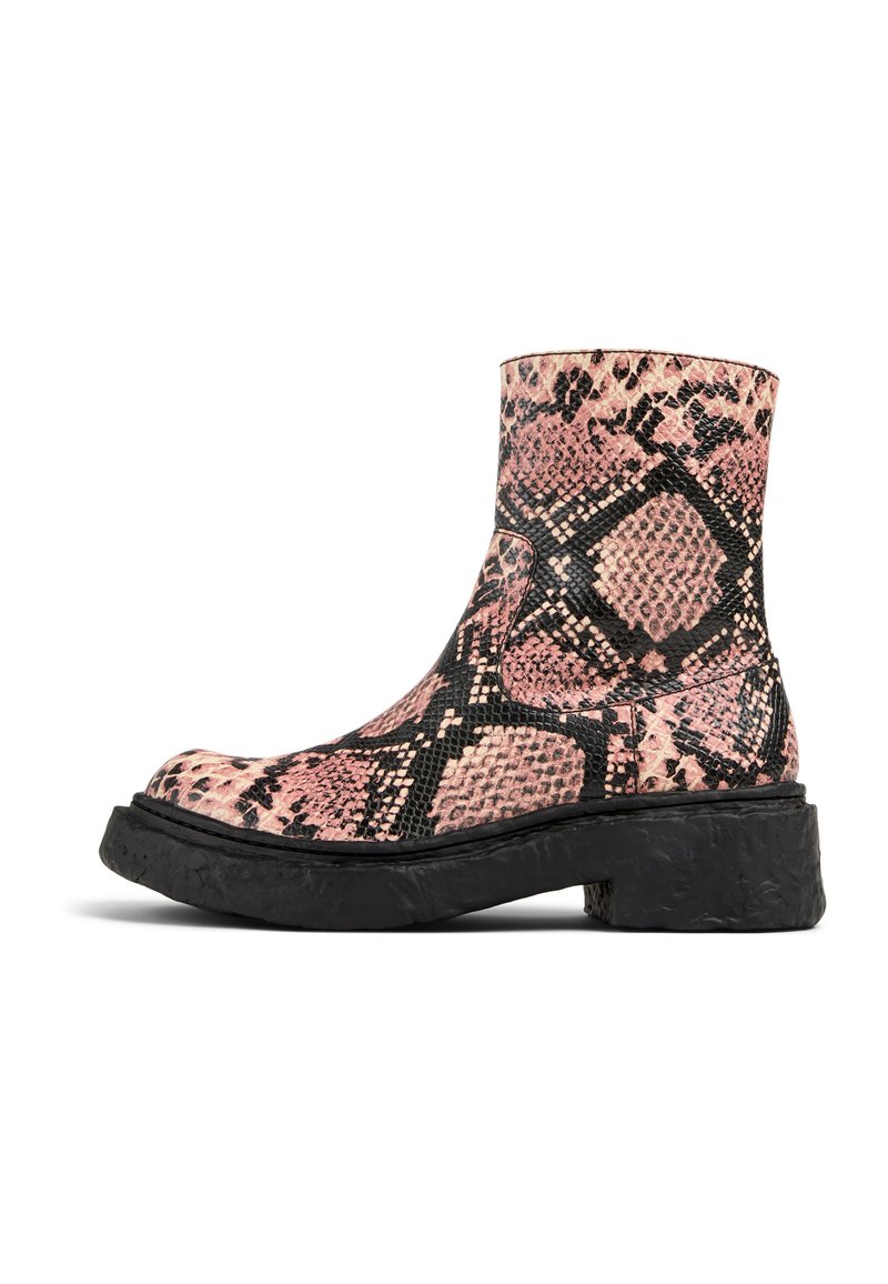 Stivaletti alla caviglia con stampa serpente rosa e nera, suola nera chunky e finitura texturizzata. Caratterizzati da una punta rotonda e un design senza cuciture.